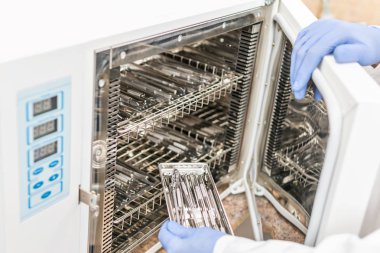 Aletler sterilizasyon için basınçlı kap içine yükleme