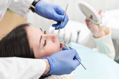 Diş hekimi hasta Aynaya bakar