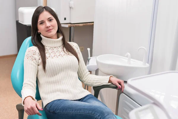 Chica en la silla del dentista — Foto de Stock