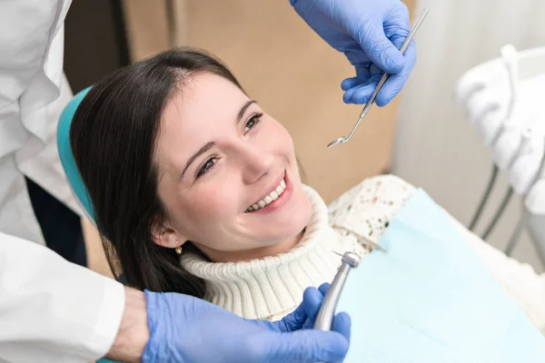 Lächelnder Patient bohrt Zähne — Stockfoto