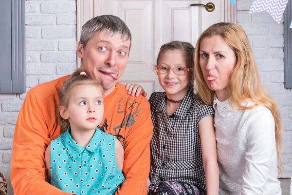 Familie portret met gezicht grimaces — Stockfoto