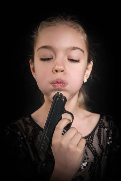 Dívka foukání na zbraň — Stock fotografie