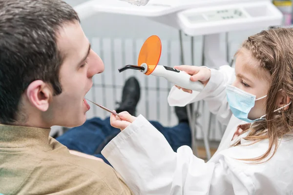 Child seals teeth to an adult male — Stock Photo, Image