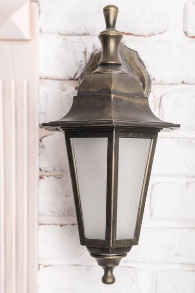 Bronzen retro lamp op de muur — Stockfoto