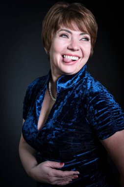 Yaramaz kadın dilini gösterir