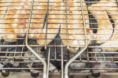 Bir barbekü ızgara sosis