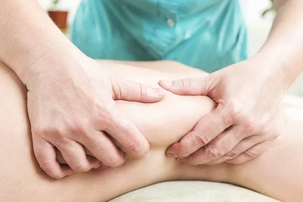 Massage anti-cellulite sur la cuisse — Photo