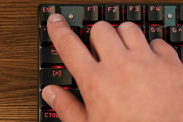 Finger on keyboard presses escape — Stock Photo, Image