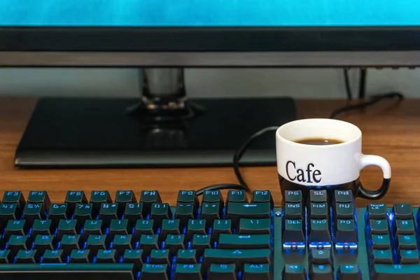 Filiżanka kawy przy klawiaturze — Zdjęcie stockowe