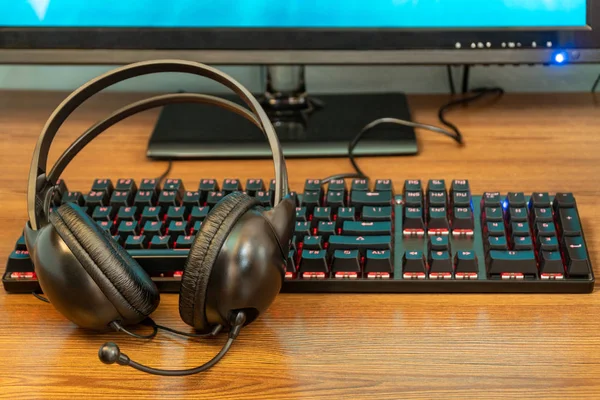 Keyboard and headphones on the table — Stock Photo, Image