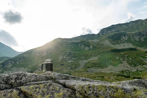 Dağların arka planında turist kupası — Stok fotoğraf