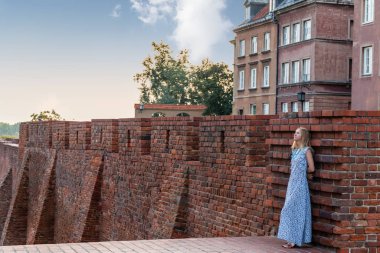 Duvara yaslanmış bir kadın