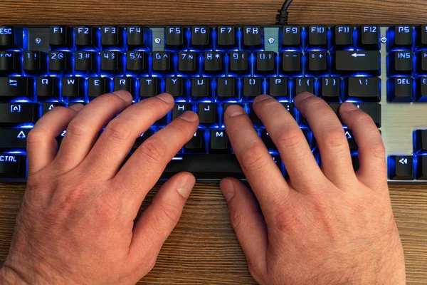 El hombre está escribiendo en el teclado — Foto de Stock
