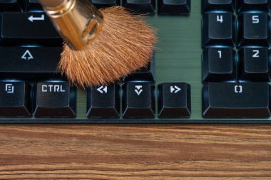 fırça klavyeyi temizler