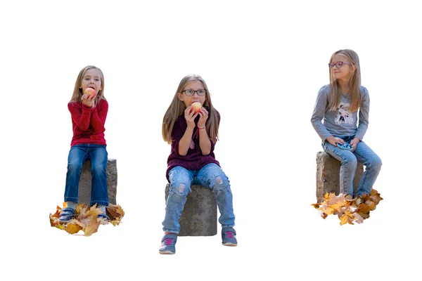 Dzieci jedzą jabłka — Zdjęcie stockowe