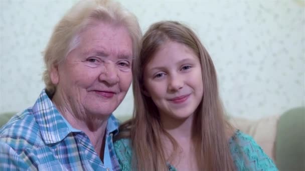 Portrait de petite-fille et grand-mère — Video