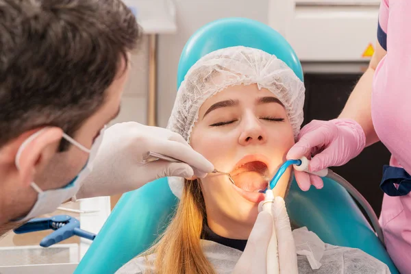 Dentista limpia los dientes paciente — Foto de Stock