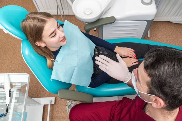 Dentista hablando con un paciente — Foto de Stock