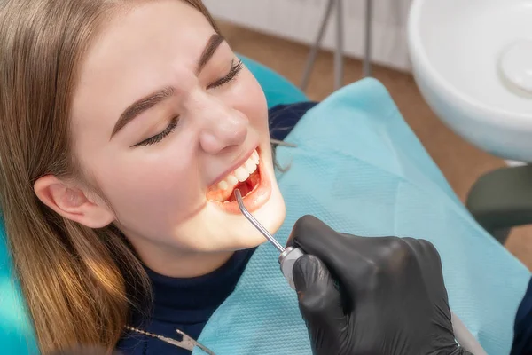 Soplar aire sobre los dientes de un paciente — Foto de Stock