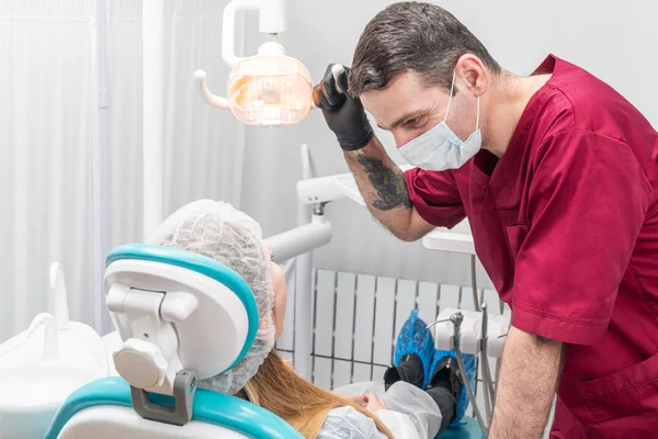 Dentista brilla al paciente — Foto de Stock
