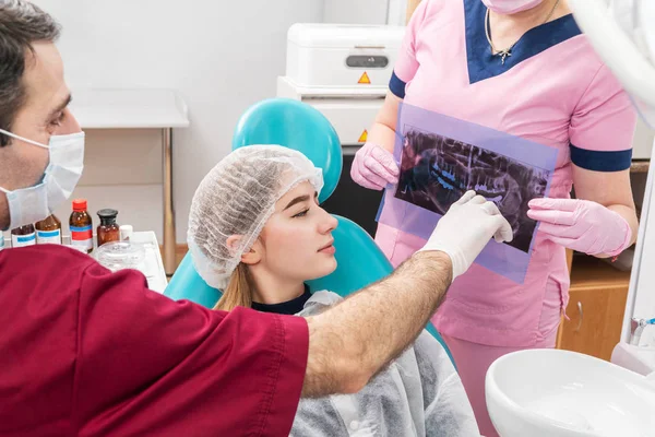 Dentista muestra imagen de los dientes — Foto de Stock