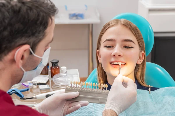 Médico determina el color de los dientes — Foto de Stock