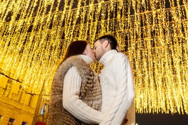 Aşıklar arka planda öpüşürler