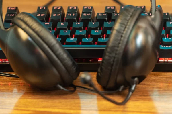 Headphones lying at the keyboard — Stock Photo, Image