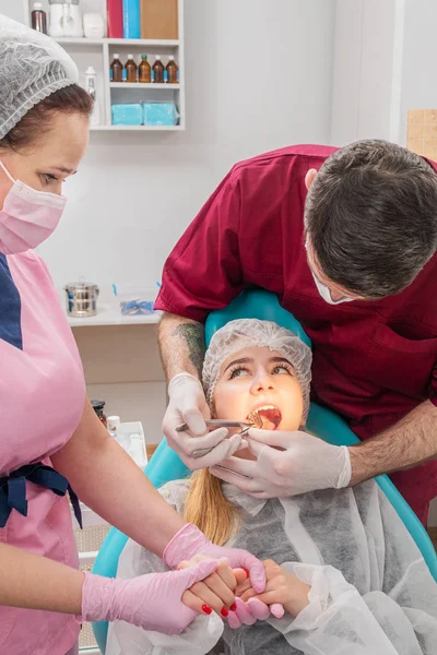 Extracción dental en el consultorio dental — Foto de Stock