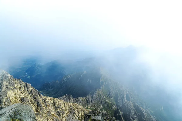 Hermosas montañas en la niebla — Foto de Stock