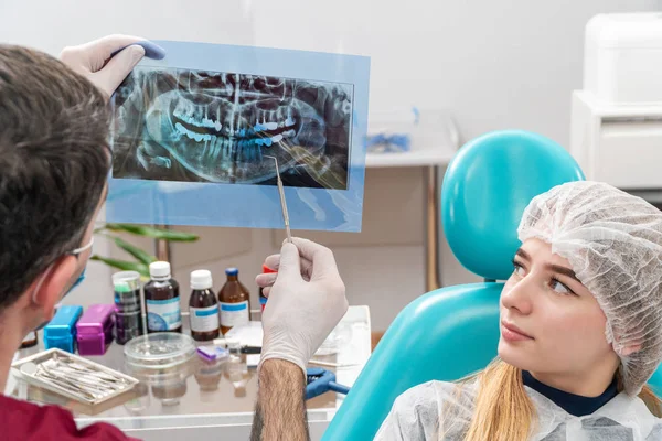 Dentysta pokazuje obraz szczęki — Zdjęcie stockowe