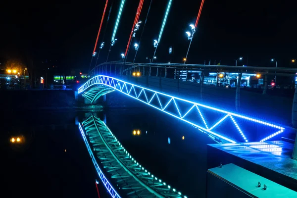 Híd a folyó felett éjszaka — Stock Fotó
