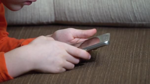 Смартфон в руках детей — стоковое видео