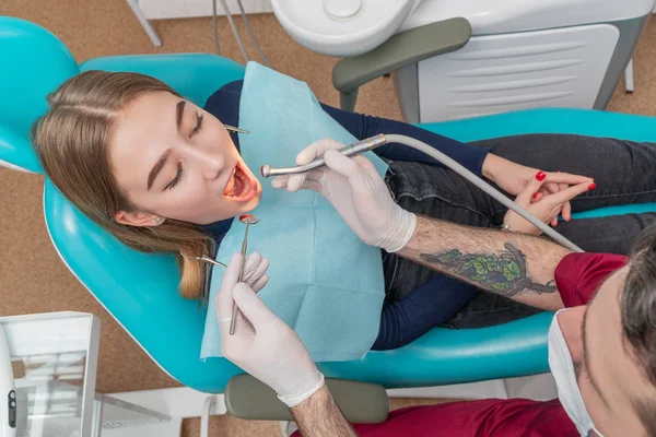 Dentista listo para taladrar dientes — Foto de Stock