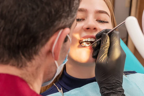 Dentista comprueba los dientes del paciente — Foto de Stock