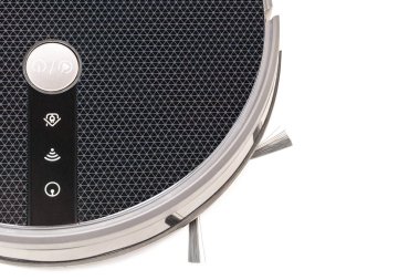 Elektrik süpürgesi robot fırçaları ve kontrol paneli beyaz arka planda izole edildi.