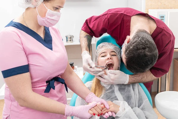 Dentista saca un diente — Foto de Stock