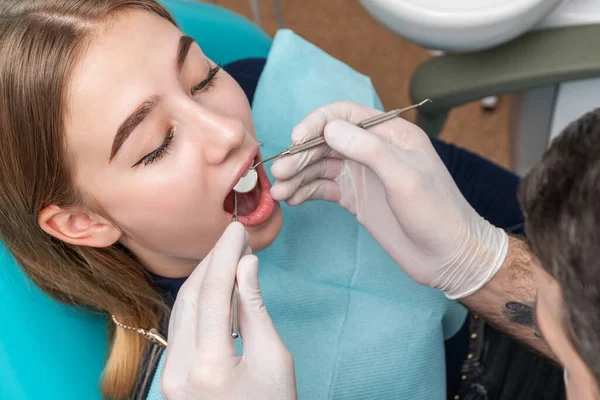 Paciente en silla de dentista con boca abierta — Foto de Stock