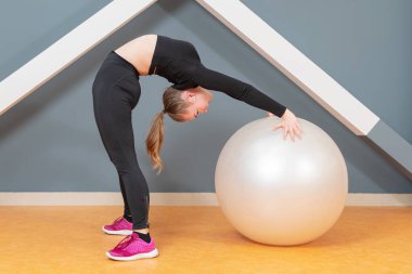 Başının üstüne doğru eğ.