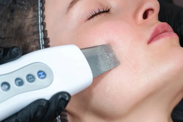 wet face cleaning with an ultrasonic device that creates a lot of splashes