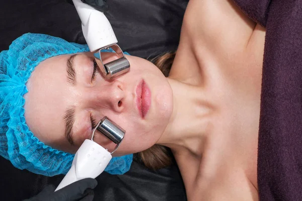 Spa salonunun hastalarına mikro akım tedavisi uygulanır.