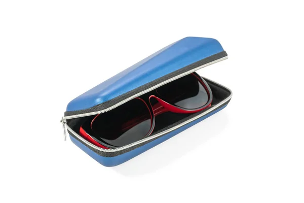 Óculos Vermelhos Uma Caixa Azul Aberta Com Zíper Isolado Fundo — Fotografia de Stock