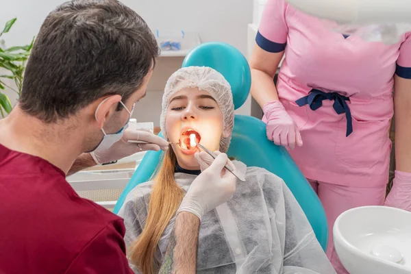 Dentista se pone un hisopo en la boca — Foto de Stock