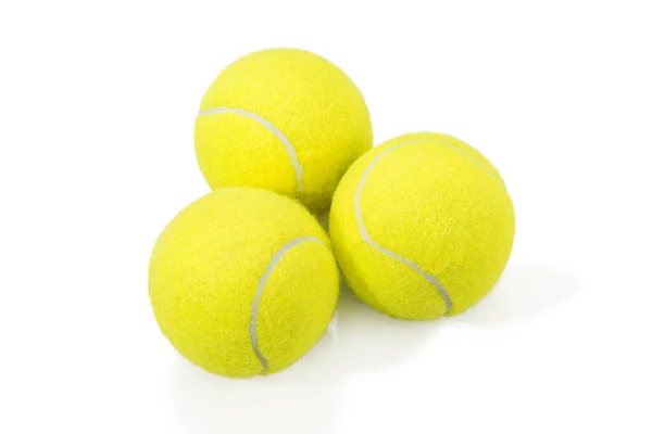 Beyazın üzerinde birkaç tenis topu var. — Stok fotoğraf