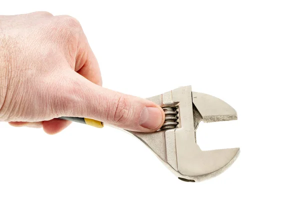 Регулируемый ключ в мужской руке — стоковое фото