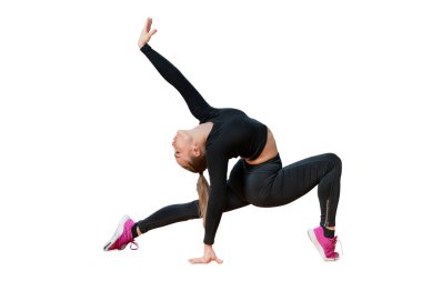 Fitness yapan güzel bir kadın, bacaklarını ayırarak oturdu ve kolunu uzattı, beyaz arka planda izole bir şekilde.
