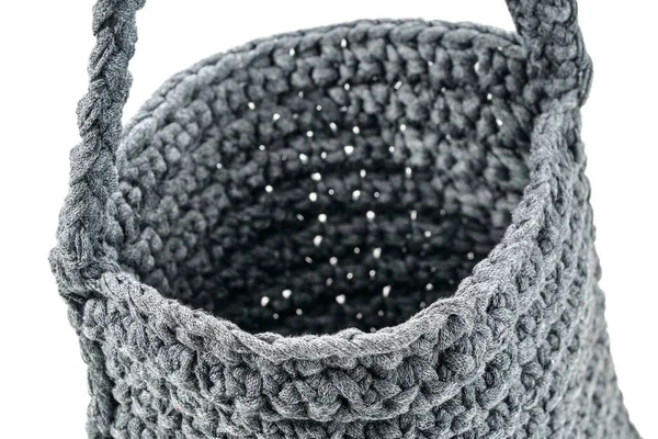 白い背景に隔離されたテキスタイル糸から編まれたオープングレーのバッグ — ストック写真
