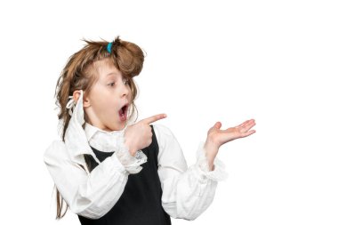 Bir kulağında tıbbi maske olan tüylü çocuk beyaz arka planda izole edilmiş reklamlar için boş bir eli işaret ediyor.