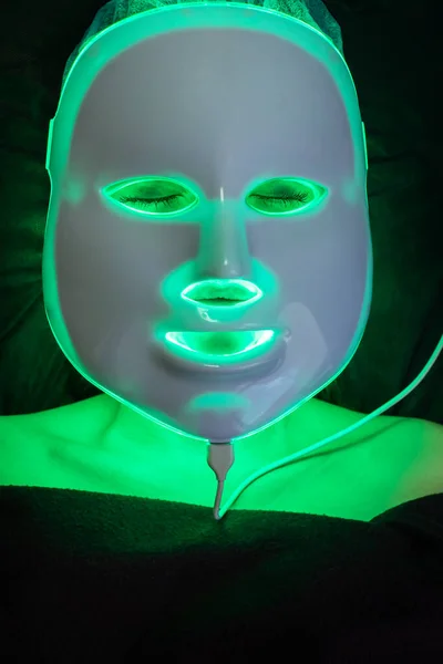 Косметическая Маска Светотерапии Лице Пациента Горящая Зеленым — стоковое фото