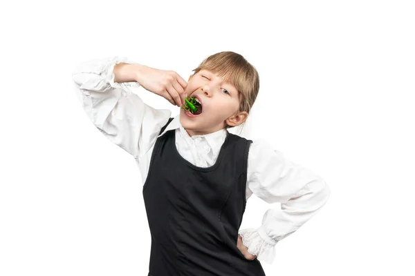 Hermosa Colegiala Comiendo Saltamontes Verde Aislado Sobre Fondo Blanco —  Fotos de Stock